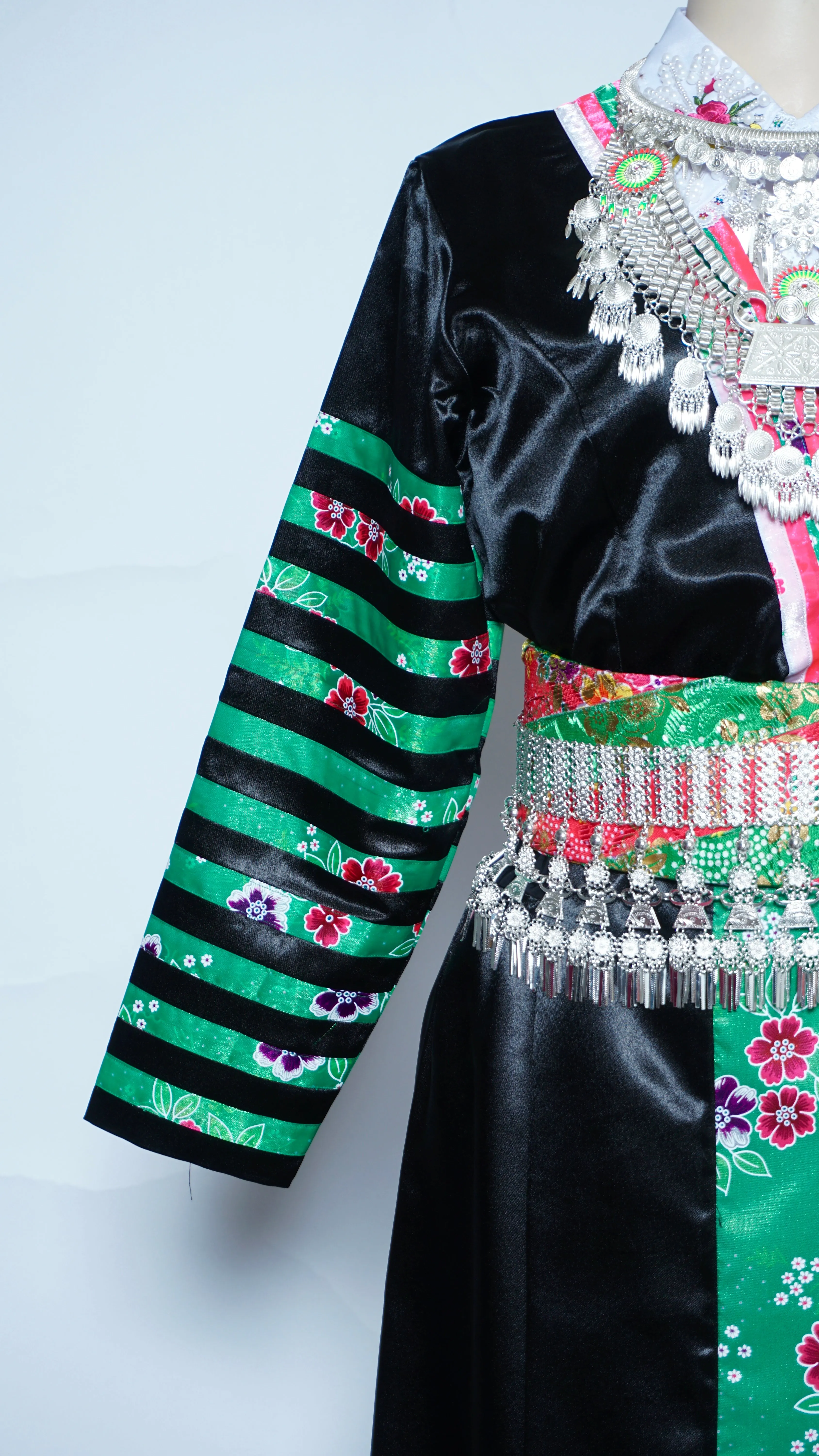 Hmong Txaij Green Floral Outfit (40")