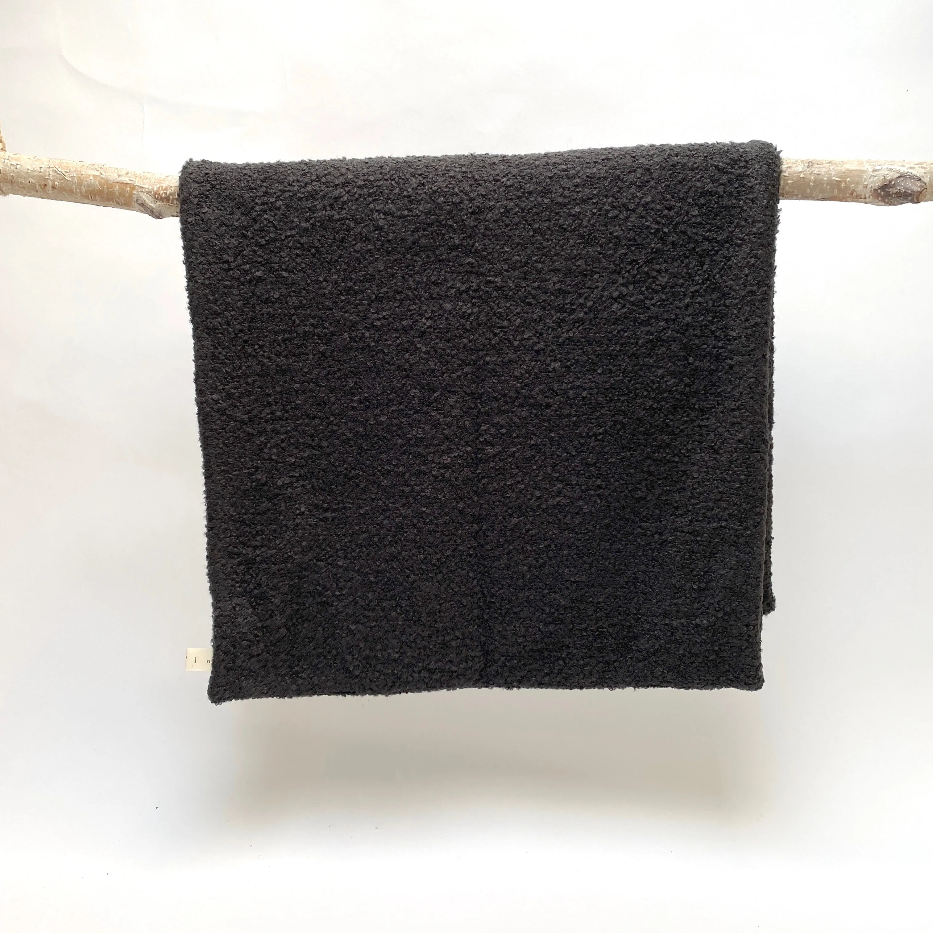 sheepish shawl (black)